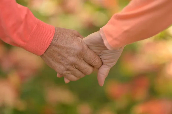 Ouderen paar hand in hand — Stockfoto