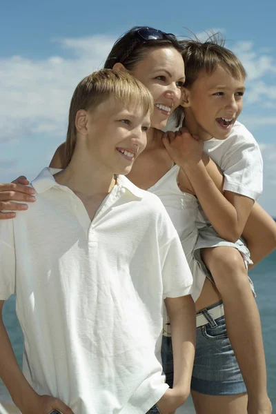 Familia feliz en el verano — Foto de Stock