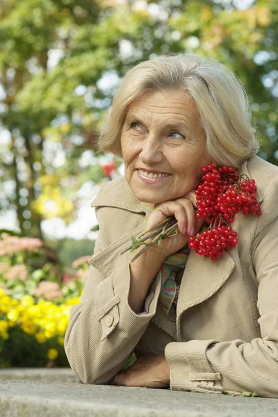 Женщина позирует с ягодами — стоковое фото