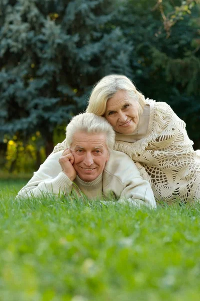 Caucasian senior couple on grass — Stock Photo, Image