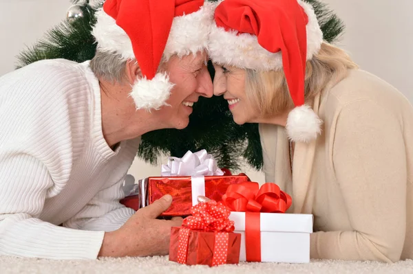 Par som firar jul hemma. — Stockfoto