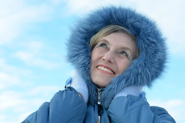 Frau in Winterkleidung posiert — Stockfoto
