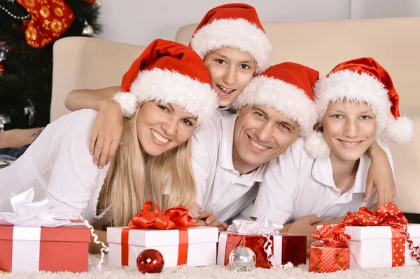 Famiglia che festeggia il nuovo anno — Foto Stock