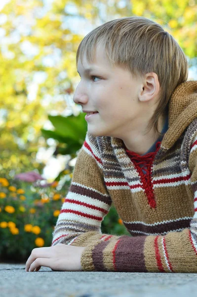 Vrolijke jongen zitten aan tafel — Stockfoto