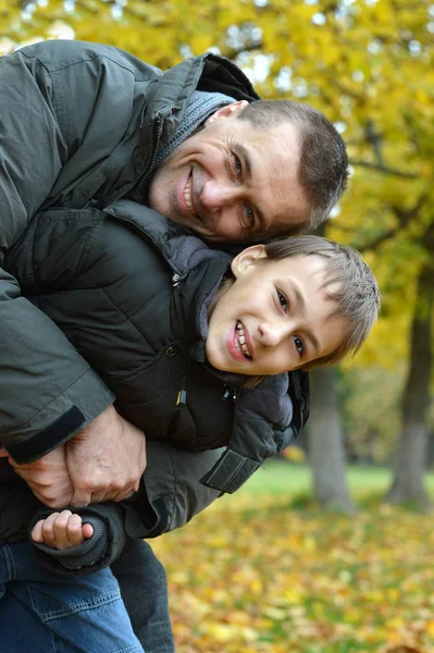 Baba oğul eğleniyor. — Stok fotoğraf