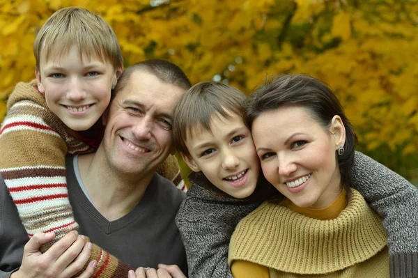 Lachende gezin in herfst bos — Stockfoto