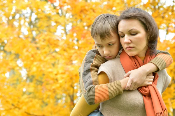 Mãe com filho no parque de outono — Fotografia de Stock