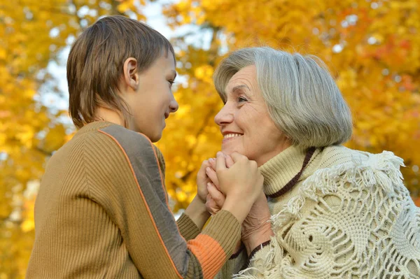 Oma en kleinzoon hand in hand — Stockfoto