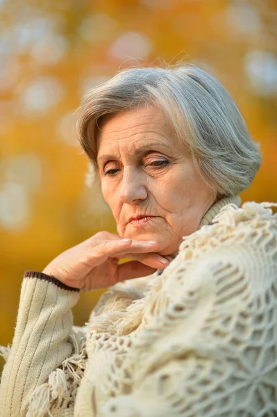 Starszy kobieta na charakter — Zdjęcie stockowe