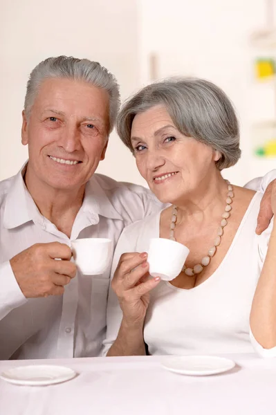 Starsza para pije herbatę — Zdjęcie stockowe
