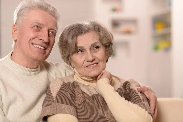 Felice coppia di anziani a casa — Foto Stock