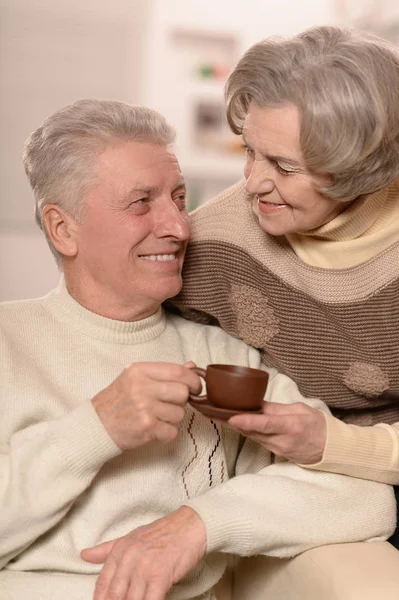 Casal de idosos com xícara de chá — Fotografia de Stock