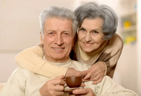 Äldre par med kopp te — Stockfoto