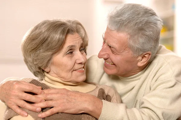 Gelukkig senior paar thuis — Stockfoto