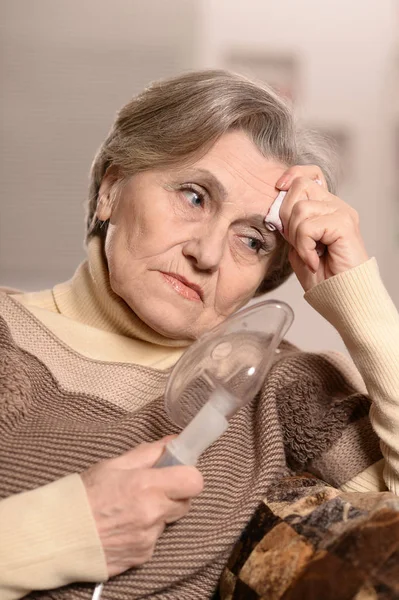 Senior woman with inhaler — Stock Photo, Image