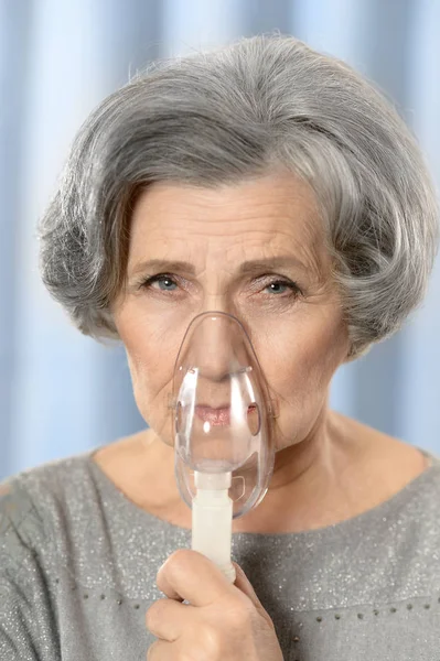 Mujer mayor con inhalador — Foto de Stock