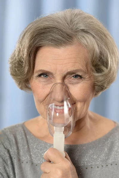 Äldre kvinna med inhalator — Stockfoto