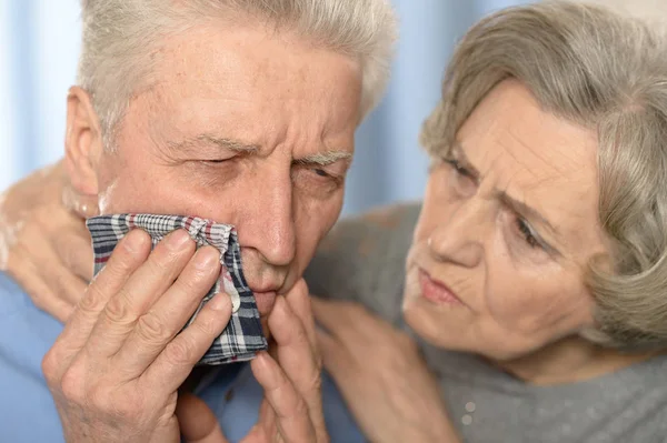 Mann hält Hand auf Wange — Stockfoto