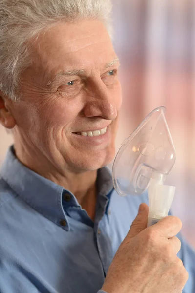 Senior man met inhalator — Stockfoto