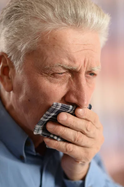 Hombre mayor tosiendo —  Fotos de Stock