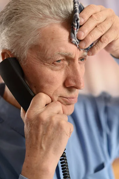 Sick old man calling doctor — Stock Photo, Image