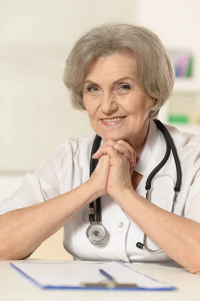 Medico donna con stetoscopio — Foto Stock