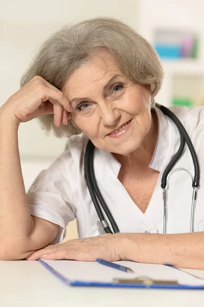 Médico feminino com estetoscópio — Fotografia de Stock