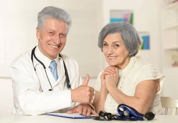 Medico anziano con paziente anziano — Foto Stock