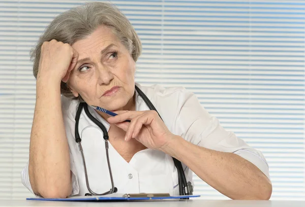 Doctora con estetoscopio — Foto de Stock