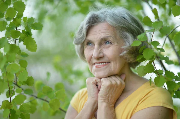 Schöne Seniorin im Freien — Stockfoto