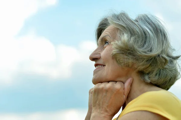 Mooie senior vrouw — Stockfoto