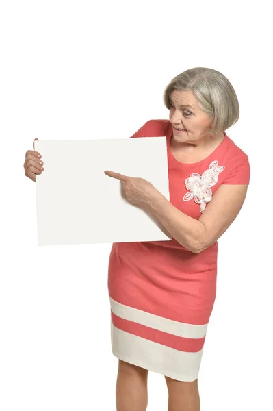 Anciana señalando tarjeta en blanco — Foto de Stock