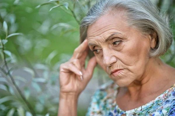 Старший красивая грустная женщина — стоковое фото