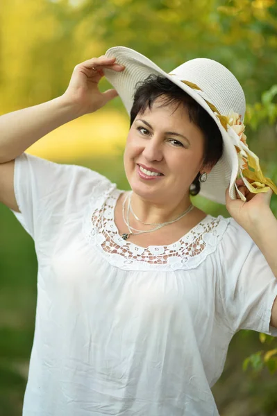 Bella donna in cappello — Foto Stock