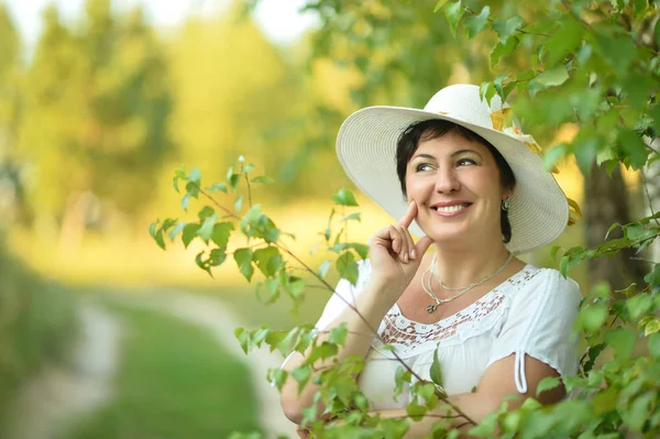 Vacker kvinna i hatt — Stockfoto