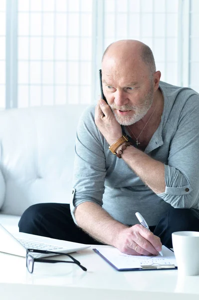 Volwassen zakenman werken met laptop — Stockfoto