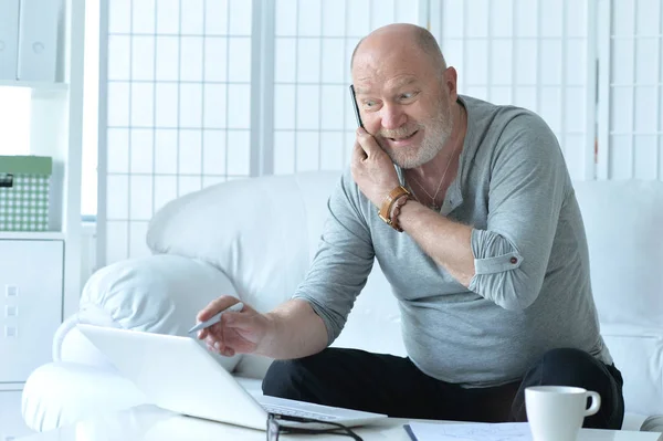 Volwassen zakenman werken met laptop — Stockfoto