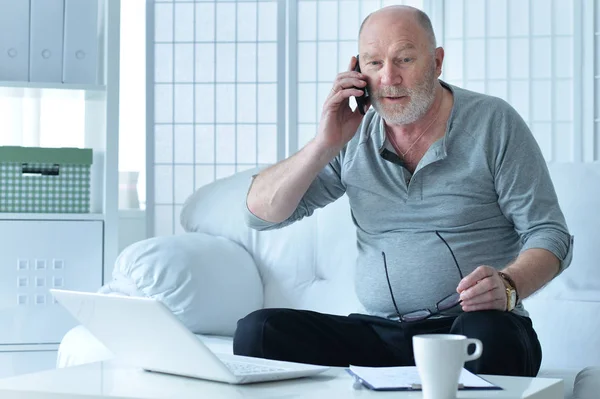 Uomo anziano che parla al telefono — Foto Stock