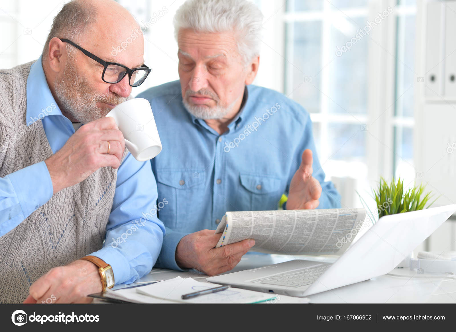 Senioren lesen Zeitung - Stockfotografie: lizenzfreie Fotos © aletia