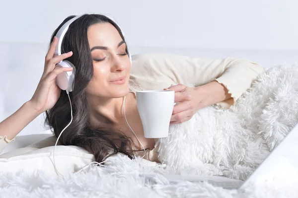 Homem sênior falando ao telefone — Fotografia de Stock