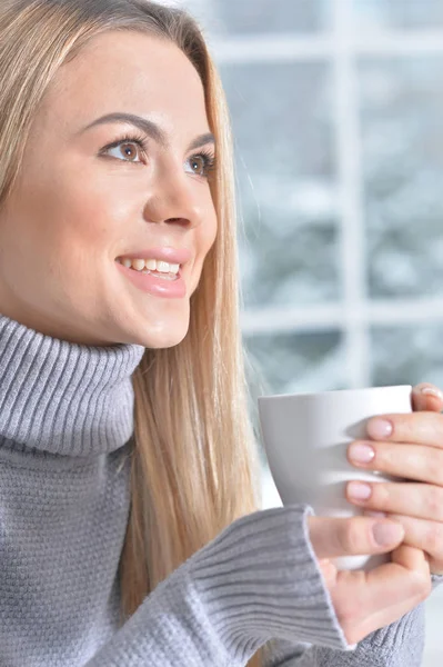 Hermosa mujer joven con taza blanca — Foto de Stock