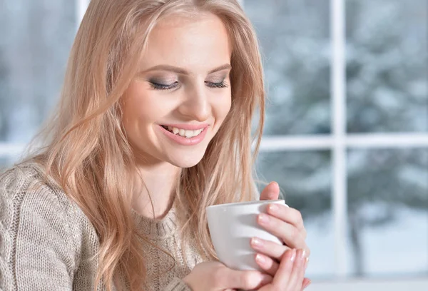 Hermosa mujer joven con taza blanca — Foto de Stock