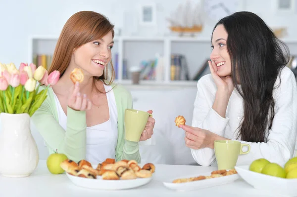 Lächelnde Freunde, die Tee trinken — Stockfoto