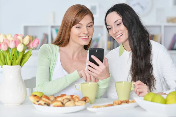 Vrienden op zoek naar smartphone — Stockfoto