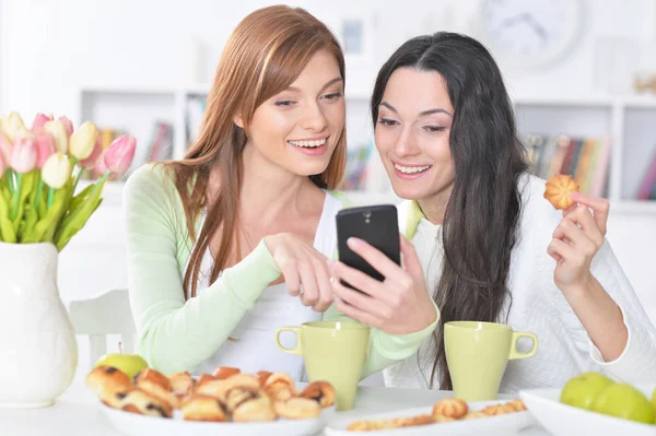 Vrienden op zoek naar smartphone — Stockfoto