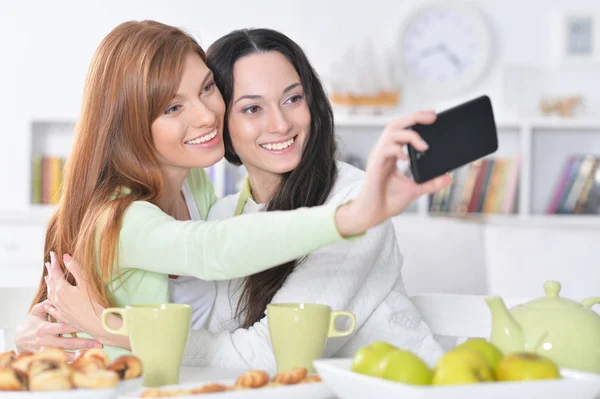 Vrienden op zoek naar smartphone — Stockfoto