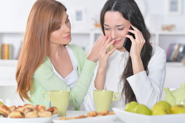 Huilend meisje praten op smartphone — Stockfoto