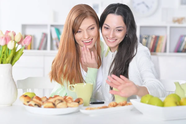 Ler vänner tittar på manikyr — Stockfoto