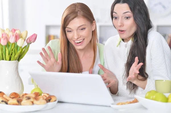 Mulheres jovens olhando para laptop — Fotografia de Stock