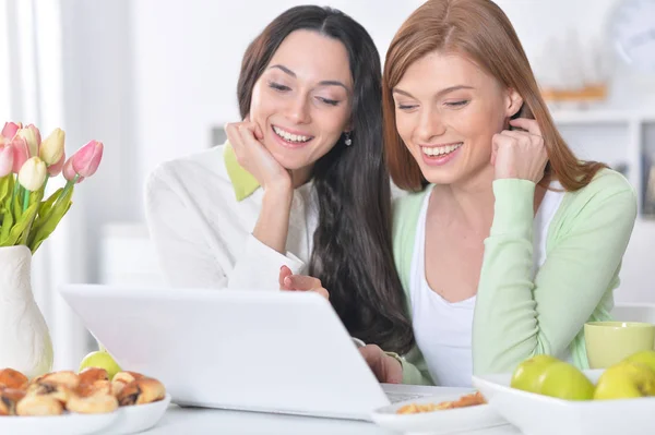 Unga kvinnor tittar på laptop — Stockfoto